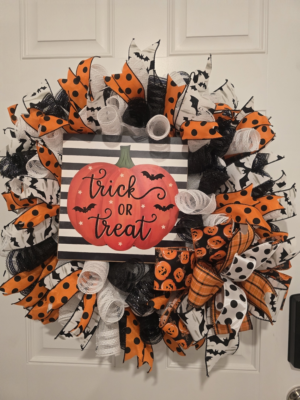 W170 – Trick or Treat Pumpkin Halloween Wreath
Handmade Halloween wreath featuri